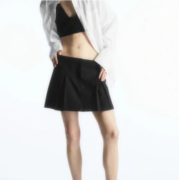 COS Low Rise Wool Pleated Black Mini Skirt US Size 6 $NWT - Picture 1 of 8